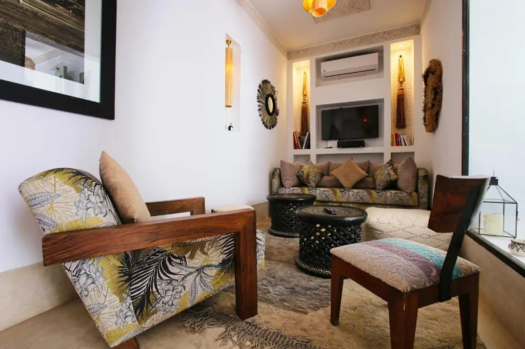 Riad Akhdar contacts